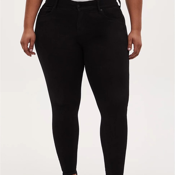 Torrid - BOMBSHELL SKINNY JEAN - PREMIUM STRETCH BLACK - size 16 regular